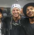 Dr. Rafael Puglisi entre Neymar e Hugo Gloss: clientes famosos e dedicação para melhorar a saúde bucal da população geral  Foto: Reprodução