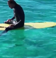 Higor Fiuza viralizou após surfar com a Shiva, uma píton de estimação, na costa da cidade de Gold Coast, na Austrália  Foto: Reprodução/Redes Sociais 