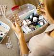 Evite armazenar medicamentos na cozinha ou no banheiro -  Foto: Shutterstock / Alto Astral