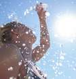 mulher jogando água na cabeça em dia de calor  Foto: Getty Images / BBC News Brasil