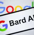 Seis meses após o seu lançamento, o Bard, chatbot inteligente do Google, passa a funcionar também de maneira integrada a outros serviços da empresa  Foto: Getty Images