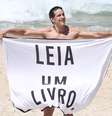 Mateus Solano curte praia e manda recado para paparazzi em canga: ‘Leia um livro’.  Foto: Reprodução/AgNews