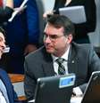Os senadores Sérgio Moro e Flávio Bolsonaro fizeram críticas ao STF ao falarem do marco temporal na CCJ do Senado  Foto: Geral Magela/Agência Senado - 13/09/2023 / Estadão