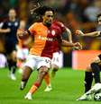 Boey, zagueiro do Galatasaray (à esquerda) chega para fazer a marcação em cima de Jordan Larsson, do Fc Copenhague –  Foto: Yasin Akgul/AFP via Getty Images / Jogada10