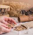 As runas são um antigo sistema de adivinhação. Confiras as previsões das Runas para as finanças dos signos nesta reta final de setembro! -  Foto: Shutterstock / João Bidu