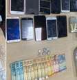 Na casa foram encontrados 1 kg de cocaína, 1,5 kg de maconha, balanças de precisão, dinheiro e diversos aparelhos de telefone celular.  Foto: Divulgação/SSP