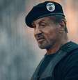 Stallone já naquele ritmo de aposentadoria em Os Mercenários 4 (Imagem: Reprodução/Lionsgate)  Foto: Canaltech