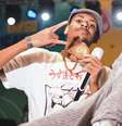 Imagem mostra artista de hip hop segurando medalha.  Foto: Divulgação / Alma Preta