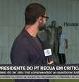 O repórter Pedro Figueiredo teve a companhia de um funcionário da limpeza da Câmara em sua entrada ao vivo  Foto: Reprodução