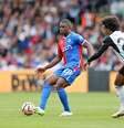 Doucouré do Crystal Palace (esquerda), prepara o passe e recebe a marcação do brasleiro Willian, do Fulham  Foto: Steve Bardens/Getty Images / Jogada10