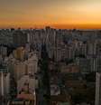Contrastes na cidade de São Paulo são produzidos por diferenças na condição financeira das famílias, mas também pela própria infraestrutura da cidade, que prejudica quem vive em áreas menos arborizadas e planejadas  Foto: Getty Images / BBC News Brasil