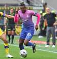 Com terceiro uniforme, Milan faz 1 a 0 no Hellas Verona com gol de Rafael Leão, com a bola –  Foto: Luzzani/Getty Images / Jogada10