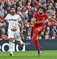 Salah finaliza durante o duelo entre o Liverpool e o West Ham. Neste lance, o egípcio não foi feliz. Mas balançou rede na vitória de seu time. –   Foto: Paul Ellis/ AFP via Getty Images / Jogada10