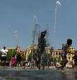 Pessoas aproveitaram o calor deste final de semana para se refrescaram no Parque do Ipiranga.  Foto: Werher Santana/Estadão / Estadão