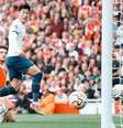 Son conclui para marcar. Ele fez os dois gols do Tottenham no empate com o Arsenal  Foto: Divulgação Tottenham –  / Jogada10