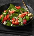 Salada de espinafre com morango e queijo feta  Foto: Kattecat | Shutterstock / Portal EdiCase