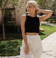 Blusa regata com alça mais larga confere mais elegância ao look  Foto: LightField Studios | Shutterstock / Portal EdiCase