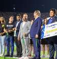 Everton Ribeiro com o cheque do vice-campeão –  Foto: Lesley Ribeiro/CBF / Jogada10