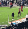 Jorge Sampaoli deixa o gramado sem falar com seus jogadores – Reprodução de vídeo Twitter  Foto: Jogada10
