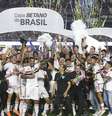 Elenco do São Paulo levantando o título da Copa do Brasil   Foto: saopaulofc / Reprodução
