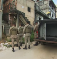A família foi feita refém enquanto os criminosos fugiam da polícia  Foto: Reprodução/TV Bahia