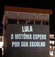 Casa com intervenção audiovisual escrito "Lula a história espera a sua escolha", em razão da escolha de uma ministra negra para o STF.  Foto: Divulgação / Alma Preta