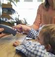 Além de educar, trazer consciência e maturidade financeira, o uso do cartão por menores pode evitar que eles no futuro, quando adultos, caiam em armadilhas financeiras  Foto: Getty Images