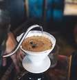 Em média, um pessoa pode tomar quatro xícaras de café por dia (Imagem: ArtRachen/Envato)  Foto: Canaltech