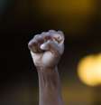 Crime de racismo tem pena de dois a cinco anos, além de multa.  Foto: br-photo / iStock