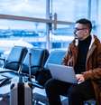 Jovem trabalhando remotamente no aeroporto   Foto: Foto:Istock
