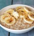 Mingau de aveia com banana e canela  Foto: Elena Pyatkova | Shutterstock / Portal EdiCase