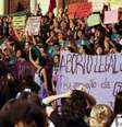 Imagem mostra dezenas de mulheres em ato contra a criminalização do aborto  Foto: Alma Preta