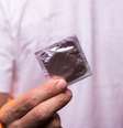 Prática de retirar camisinha sem consentimento é conhecida como "stealthing"  Foto: iStock/PaulBiryukov