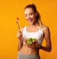 Saladas proporcionam uma alimentação leve e nutritiva  Foto: Prostock-studio | Shutterstock / Portal EdiCase