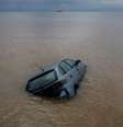 Um carro fica submerso no mar depois que a tempestade Elias atingiu a vila de Agria, Grécia, em 28 de setembro de 2023  Foto: REUTERS/Louisa Gouliamaki