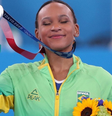 Rebeca Andrade ao receber a medalha de prata no individual geral de Ginástica Artística dos Jogos de Tóquio  Foto: Reprodução/Redes Sociais 