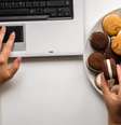 Doces e outros tipos de carboidratos fazem o corpo liberar substâncias químicas que produzem bem-estar  Foto: iStock / Jairo Bouer