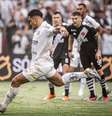 Marcos Leonardo bate pênalti para abrir o placar na goleada na Vila –  Foto: Raul Baretta / Santos / Jogada10