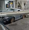 Porsche de R$ 1 milhão fica destruído após motorista bater em poste em SC  Foto: Divulgação/Polícia Militar