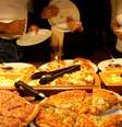 Especialista dá dicas do que fazer ou não para evitar infecções alimentares ao comer fora de casa  Foto: BBC News Brasil