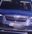 Cachorro é flagrado ao volante de carro, em alta velocidade, na Eslováquia  Foto: Reprodução/Redes Sociais 