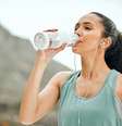 Hidratação com água é fundamental para a saúde  Foto: iStock