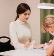Fazer as unhas no salão exige cuidado para prevenir a transmissão de doenças  Foto: Svyatoslav Balan | Shutterstock / Portal EdiCase