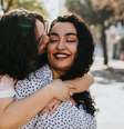 casal de mulheres se abraça  Foto: Getty Images / BBC News Brasil