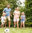 Exercício físico entre família - Shutterstock  Foto: Sport Life
