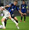 O benfiquista Rafa Silva (de branco) recebe a marcação de Nicolo Barella, da Inter de Milão  –  Gabriel Bouys/ AFP Getty Images  Foto: Jogada10