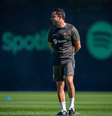 Técnico Xavi durante treinamento do Barcelona –  Foto: Sara Gordon/FC Barcelona / Jogada10