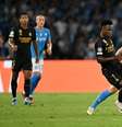 Vini Jr em disputa de bola com Stanislav Lobotka, do Napoli, pelo Grupo C da Champions –  Foto: Francesco Pecoraro/Getty Images / Jogada10