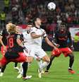 Jogadores de RB Salzburg e Real Sociedad em disputa de bola pelo Grupo D da Champions –  Foto: Kerstin Joensson/Getty Images / Jogada10