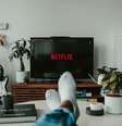 Assistir à Netflix pode ficar mais caro em breve (Imagem: Mollie Sivaram/Unsplash)  Foto: Canaltech